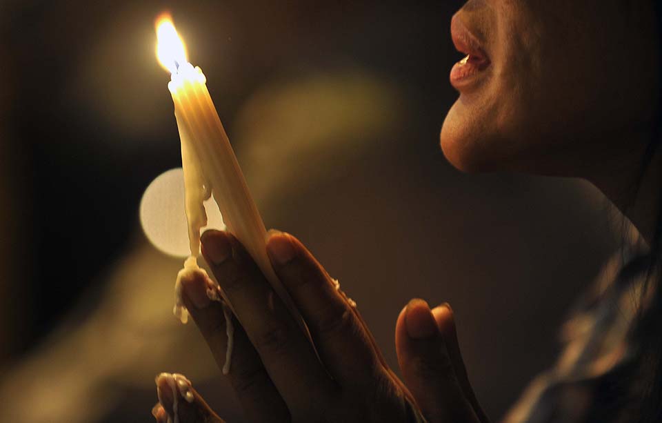 KUALA LUMPUR , 7/4/2014. A participant holding candle as the solidarity for Malaysia Airlines flight MH370 at Merdeka Square Kuala Lumpur after 31 days missing at Hindi Ocean . AWANI / SHAHIR OMAR