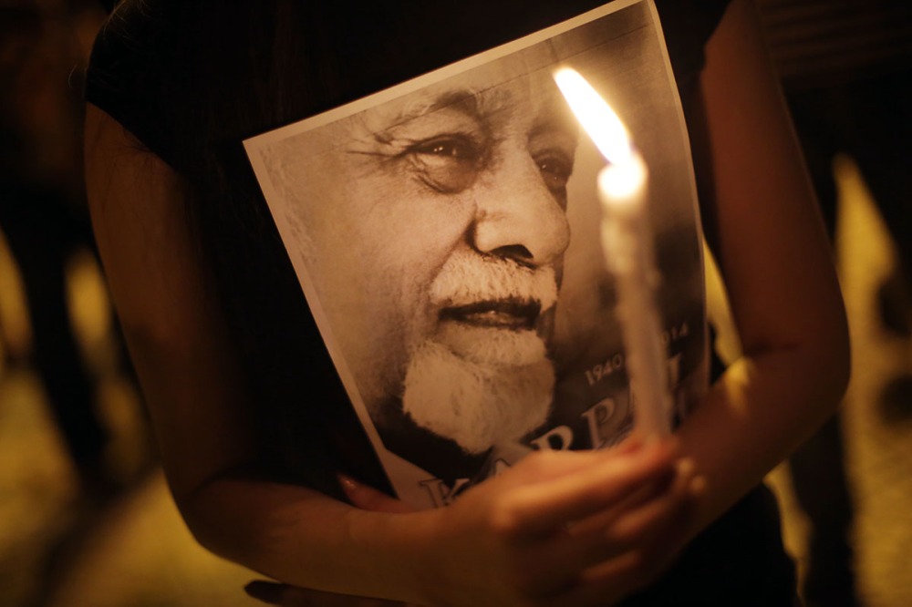 KUALA LUMPUR , 18/4/2014. A woman holding candles during for remembering of late Karpal Singh also know as " Tiger of Jelutong" at Merdeka Square Kuala Lumpur.He was died in car accidents on 17 April 2014 at Bukit Tempurung Ipoh. AWANI / SHAHIR OMAR.