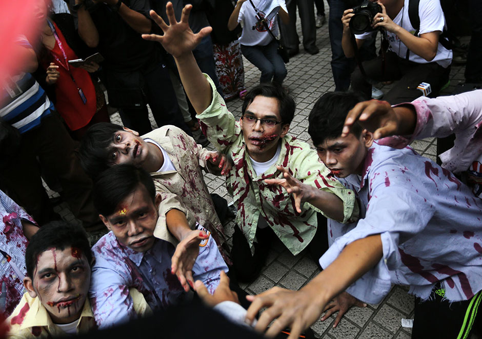 KUALA LUMPUR ,  26/4/2014 .Activists perform a pantomime mimicking the effect of The Trans Pacific Partnership Agreement ( TPPA ) during a protest against Obama's visit to Malaysia .Obama is scheduled to arrive in Malaysia on April 26, after visiting Japan, South Korea and the Philippines. AWANI / SHAHIR OMAR