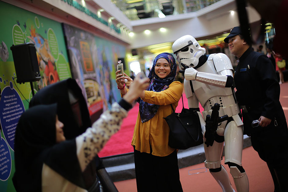 SHAH ALAM , 4/5/2014. Fans take a picture with Star Wars characters during Star Wars Day, May fourth with members of the 501 st Legion at Raja Tun Uda libary Shah Alam. AWANI / SHAHIR OMAR