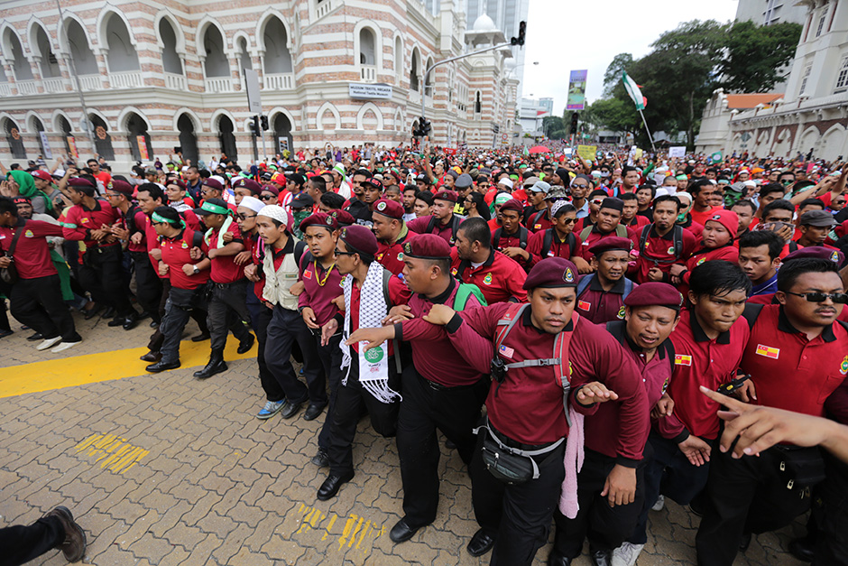 KUALA LUMPUR , 1/5/2014.Protesters marching to Sultan Abdul Samad Kuala Lumpur during Mayday protest.Malaysia's opposition and activists demonstrate on May Day, also known as Labour Day, against the rising cost of living due to reduced subsidies and increased taxes. AWANI / SHAHIR OMAR