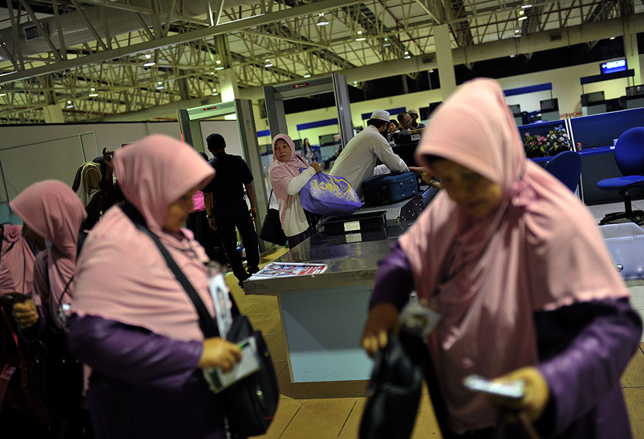 KUALA LUMPUR , 8/5/2014.Passengers packing their baggage at Immigration counters in  Low Cost Carrier Terminal (LCCT) Sepang. On this night LCCT will be last operation and Air Asia will beginning their operation in KLIA2 start on Friday. AWANI / SHAHIR OMAR