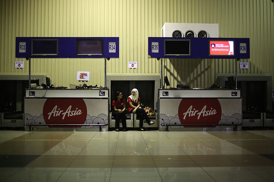 KUALA LUMPUR , 8/5/2014. The Air Asia staffs sitting at luggage drop counter in Low Cost Carrier Terminal (LCCT) Sepang. On this night LCCT will be last operation and Air Asia will beginning their operation in KLIA2 start on Friday. AWANI / SHAHIR OMAR