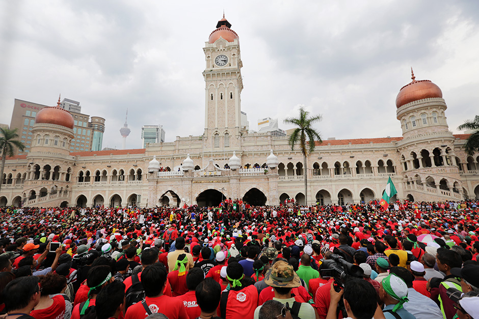 KUALA LUMPUR , 1/5/2014.Protesters gather infront of  Sultan Abdul Samad Kuala Lumpur during May Day protest .Malaysia's opposition and activists demonstrate on May Day, also known as Labour Day, against the rising cost of living due to reduced subsidies and increased taxes. AWANI / SHAHIR OMAR